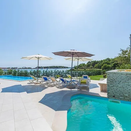 Fewo Direkt Am Wasser Mit 2 Pools, Klima, Wlan Und Tollem Meerblick * Medulin